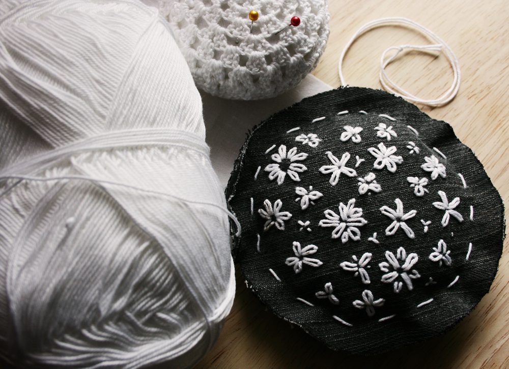 DIY Lazy Daisy embroidered lavender pillow